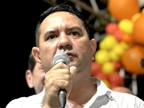Foragido da Justiça, prefeito eleito de Choró é expulso do PSB Ceará