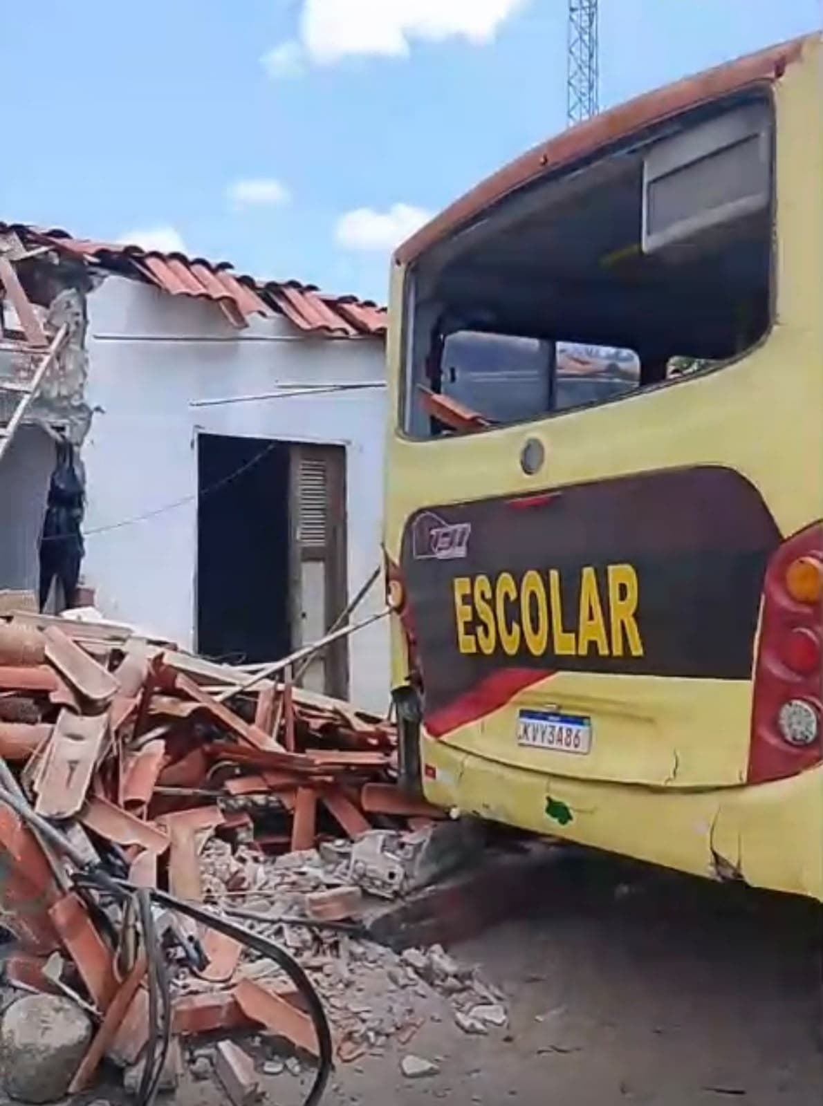 Tragédia Anunciada: Ônibus Escolar Sem Freios Invade Casa no Salgado dos Moreira e Revela Negligência