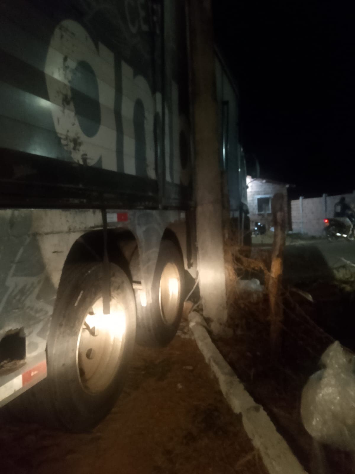 Colisão de caminhão com poste ameaça deixar moradores sem energia na Estrada do Carapicho, no Siupé