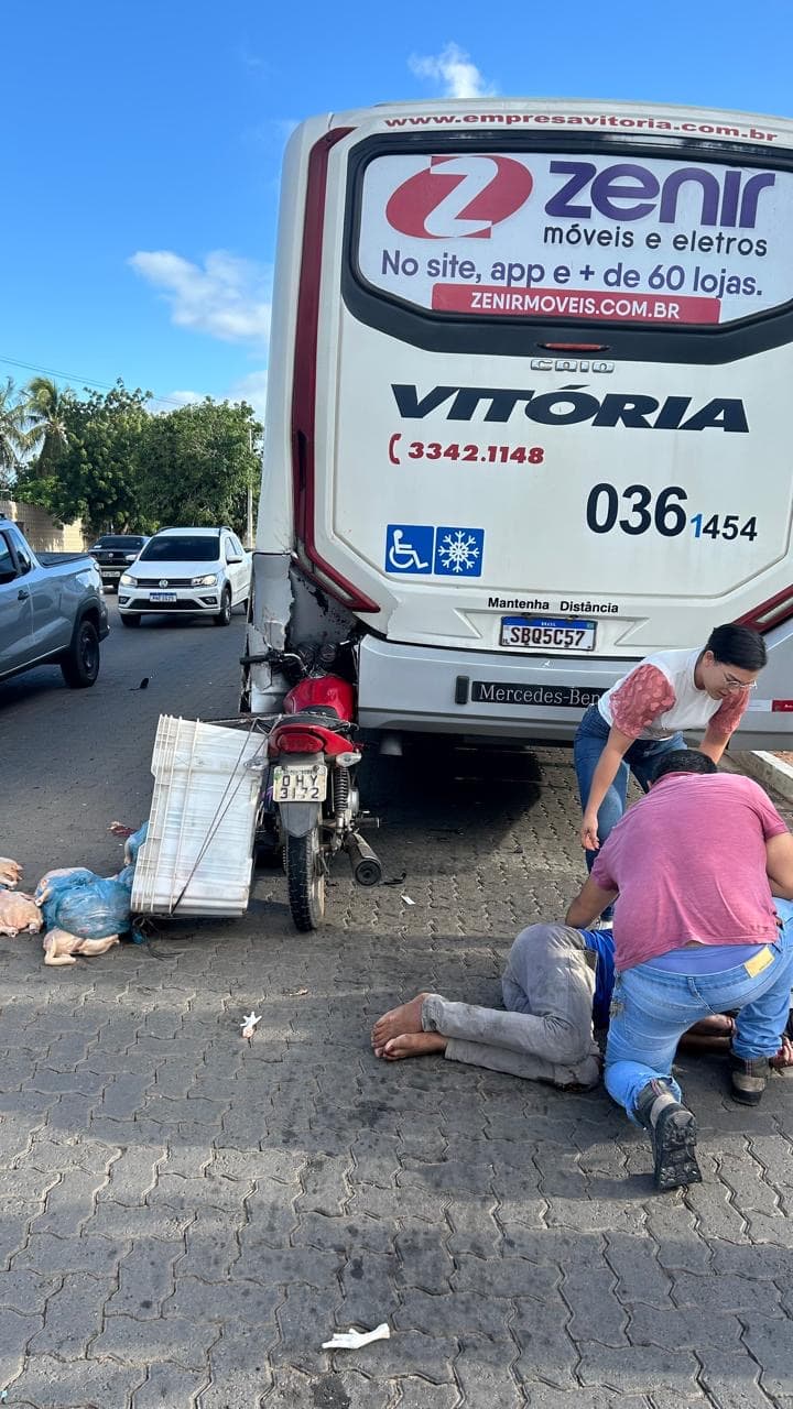 A manhã desta terça-feira (27) começou agitada no trânsito de Paracuru, no Litoral Oeste. Um acidente foi registrado na CE-341, bem pertinho do Instituto Federal do Ceará (IFCE), na altura da localidade de Boi Morto.